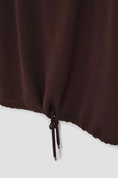 Koszulowa bluzka z wiązaniem w pasie