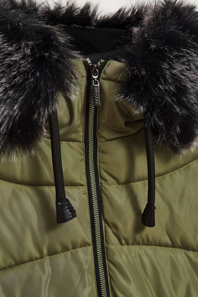 Pikowana kurtka z ocieplanym kapturem