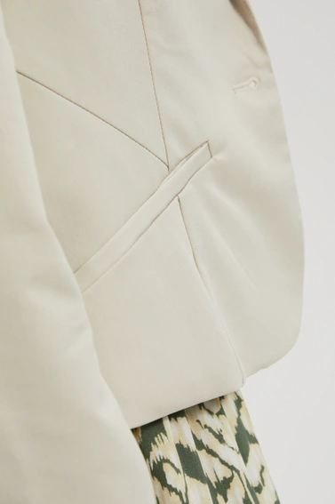 Krótka marynarka beżowa