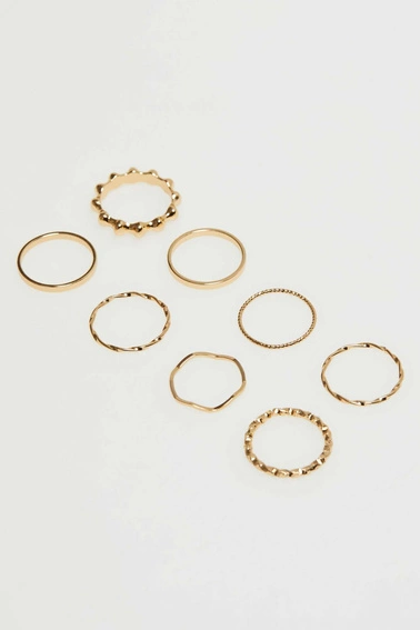 Zestaw delikatnych pierścionków w kolorze złota