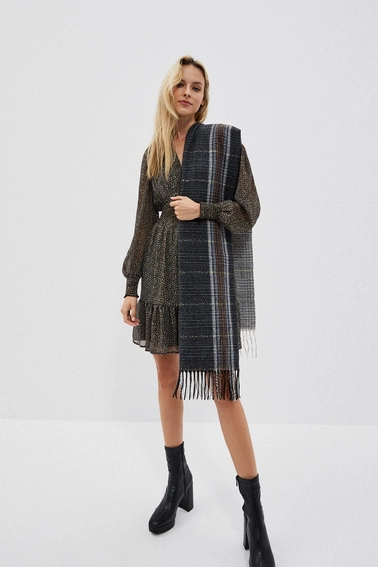 Szal w kratę z frędzlami i metaliczną nitką czarny