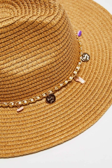 Kapelusz słomkowy z ozdobnym łańcuszkiem