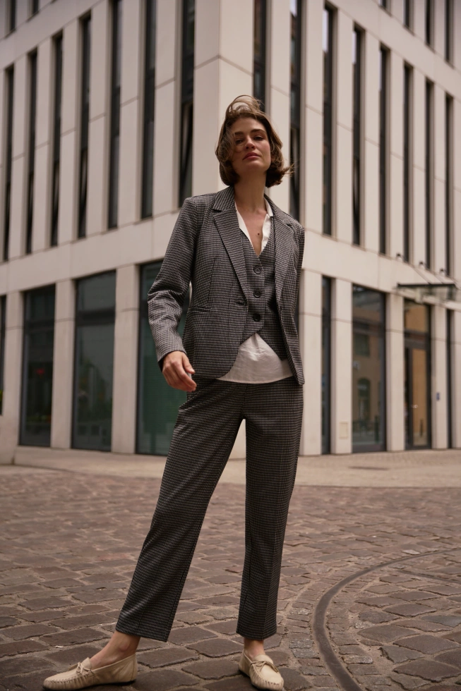 Garnitur w pepitkę szary