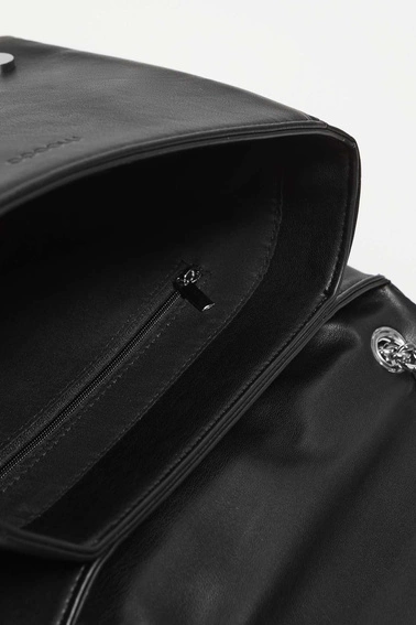 Pikowana torebka z regulowanym uchwytem czarna