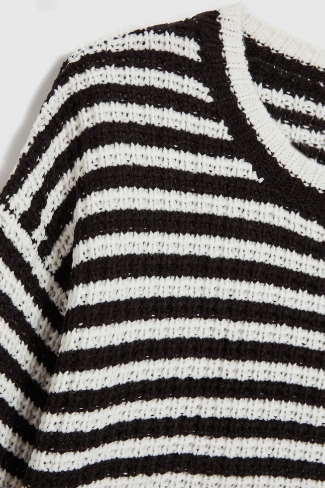 Krótki sweter w paski czarno-biały
