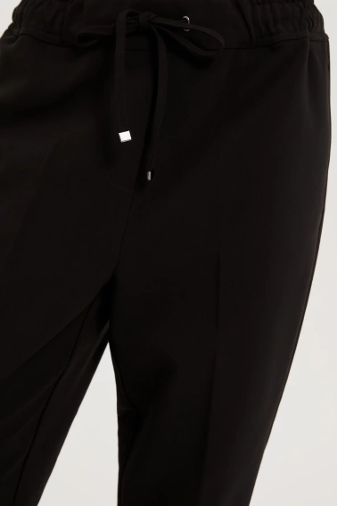 Spodnie w kant z prostymi nogawkami czarne