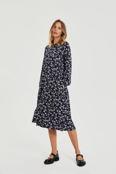Sukienka midi w kwiaty granatowa