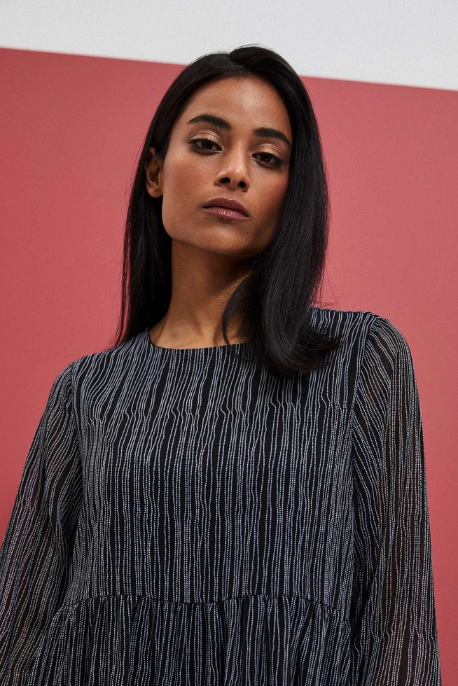 Trapezowa sukienka z printem czarna