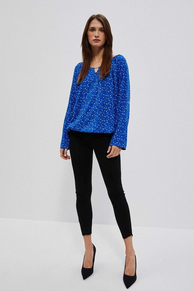 Wzorzysta koszula z dekoltem w łódkę niebieska