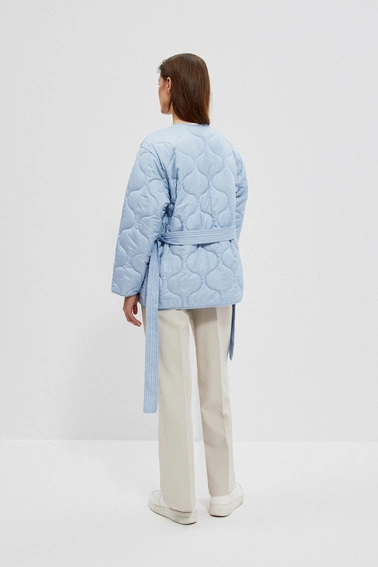 Pikowna kurtka z paskiem w talii błękitna
