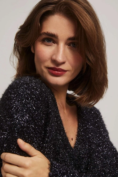 Sweter z dekoltem w serek i metaliczną nitką