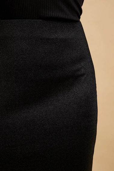 Ołówkowa spódnica z metaliczną nitką czarna