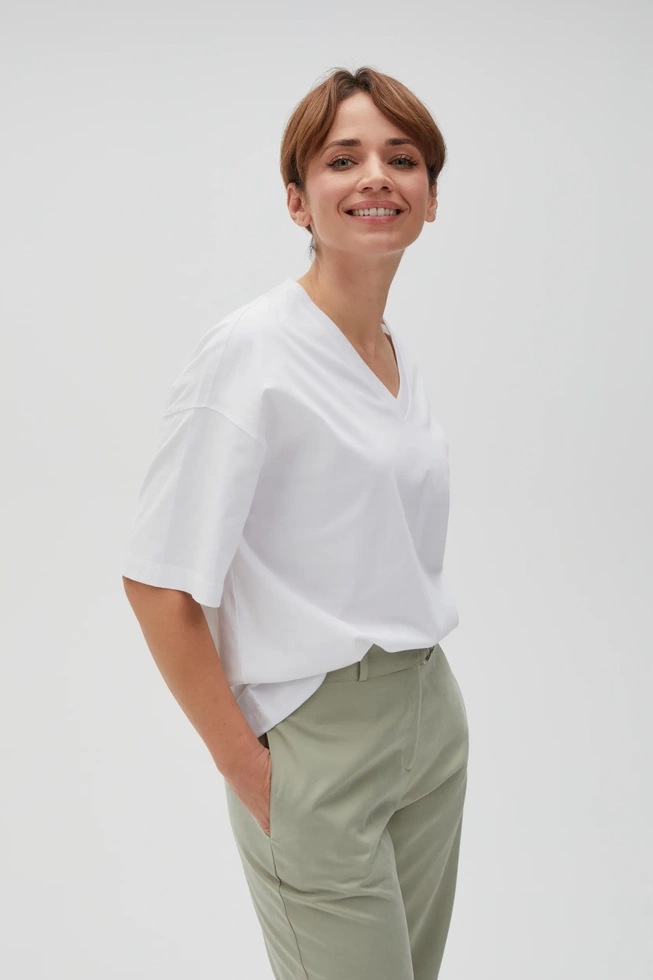 Luźny t-shirt z dekoltem w serek biały