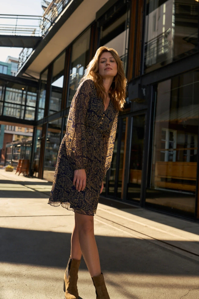 Wzorzysta sukienka granatowa