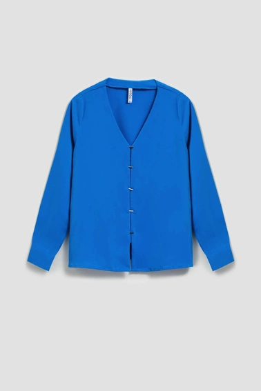 Koszula z dekoltem w serek i delikatnymi guzikami lazurowa