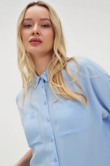 Wiskozowa koszula z krótkimi rękawami blękitna 