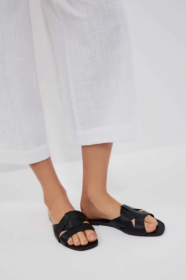 Klapki na płaskiej podeszwie