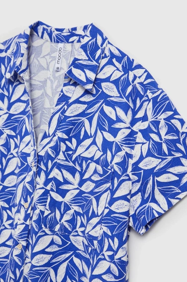 Koszula z kołnierzykiem i roślinnym wzorem niebieska