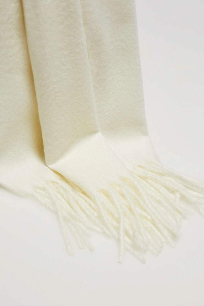 Szalik z delikatnymi frędzlami