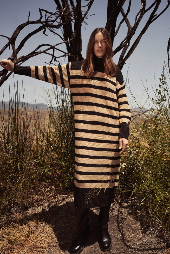 Dzianinowa sukienka w paski z golfem czarna