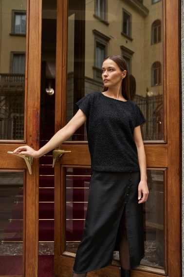 Błyszcząca bluzka z krótkimi rękawami czarna