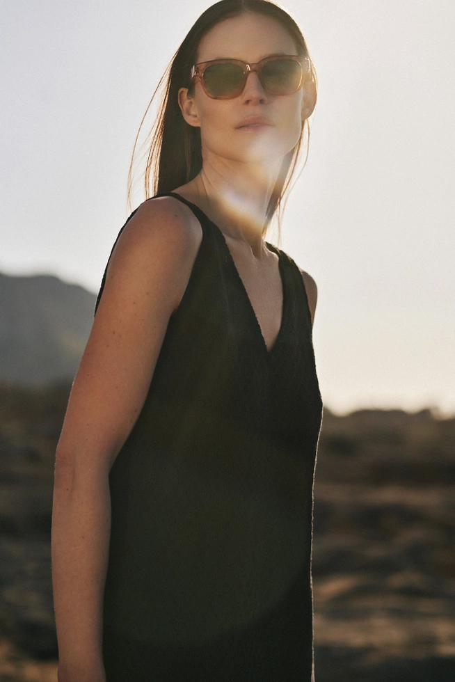 Ażurowa sukienka z dekoltem w serek czarna