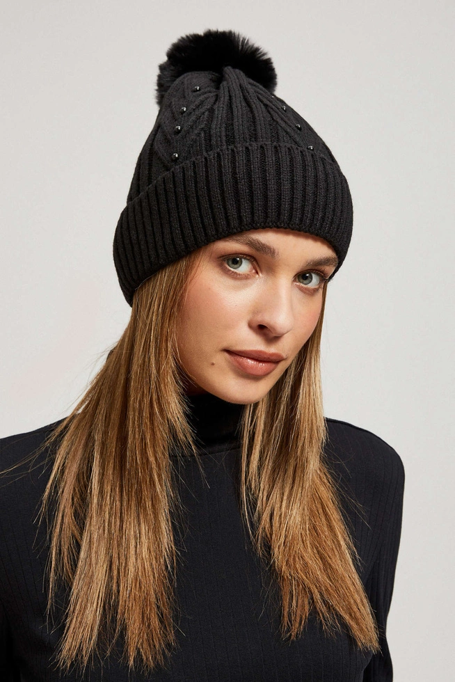 Czapka z pomponem i koralikami czarna