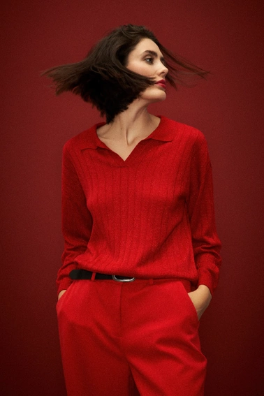 Sweter z kołnierzykiem i metaliczną nitką czerwona 