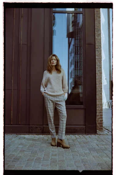 Sweter z ozdobiony koralikami beżowy