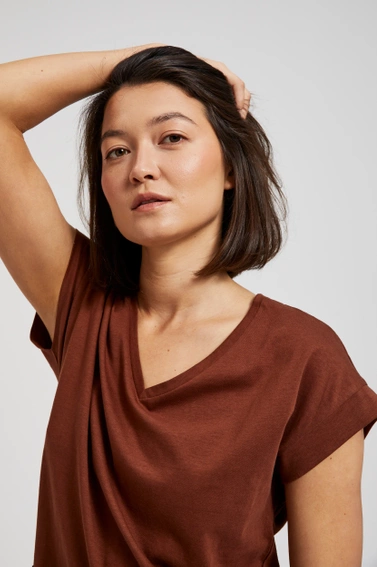 Bluzka z dekoltem w serek i gumą w pasie brązowa