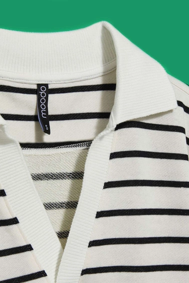 Bluza w paski z dekoltem w serek i kołnierzykiem perłowo-czarna