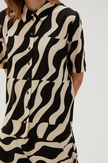 Wiskozowa koszula z krótkimi rękawami czarna