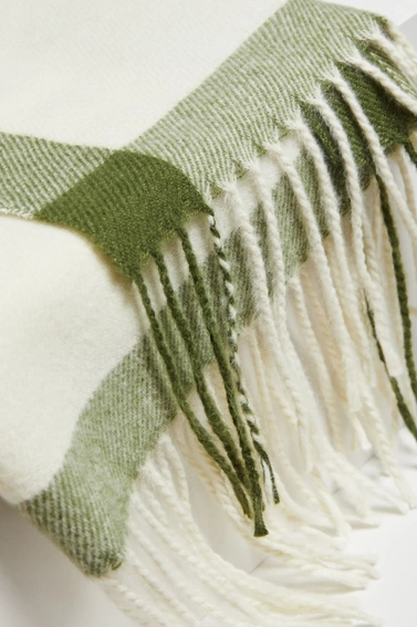 Ciepły szal z frędzlami oliwkowy