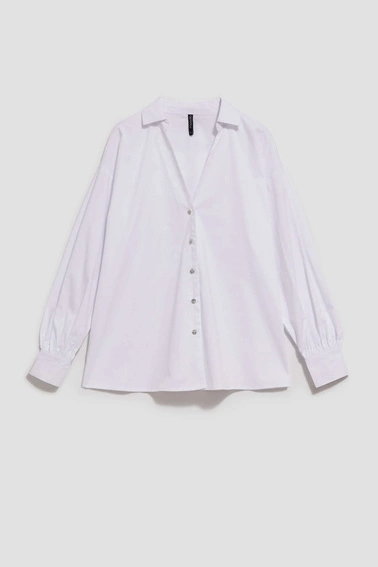 Koszula ze srebnymi ozdobnymi guzikami i kołnierzykiem biała