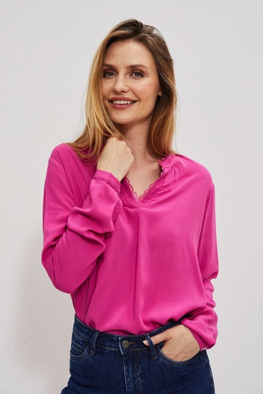 Koszula z koronkowym dekoltem