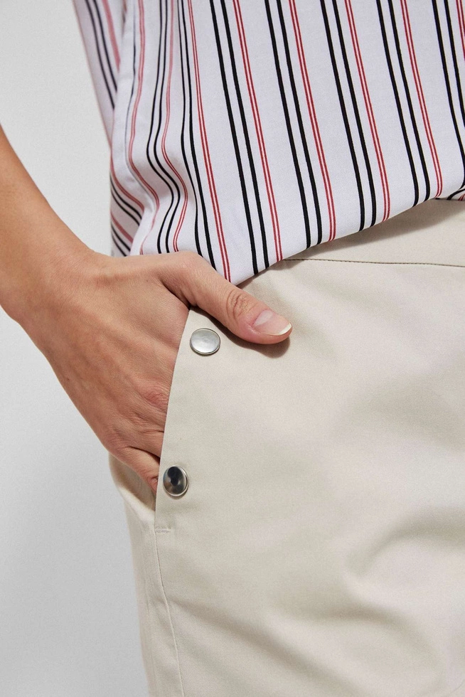 Szorty z ozdobnymi guzikami piaskowe