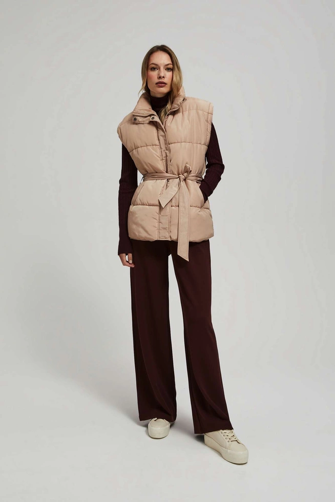 Pikowana kamizelka z paskiem