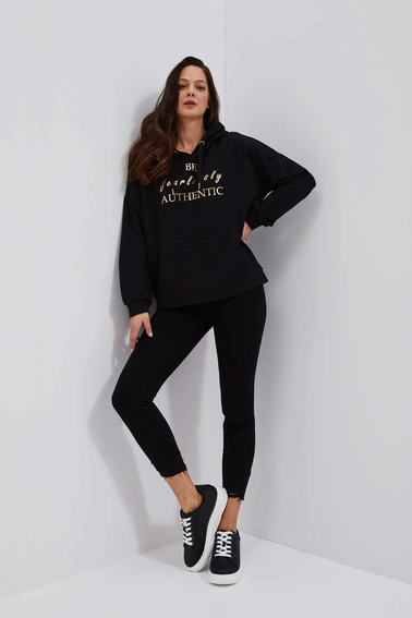 Bluza z kapturem i ozdobnym napisem czarna