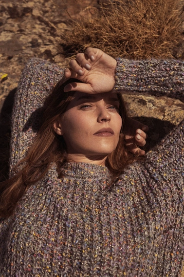 Sweter ozdobiony kolorową nitką szary