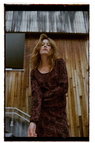 Sweter w roślinny wzór brązowy