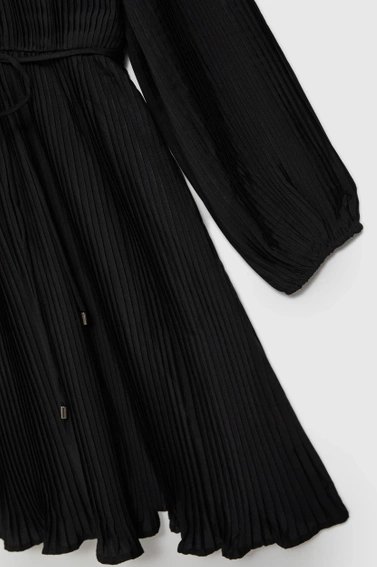 Plisowana sukienka z paskiem czarna 