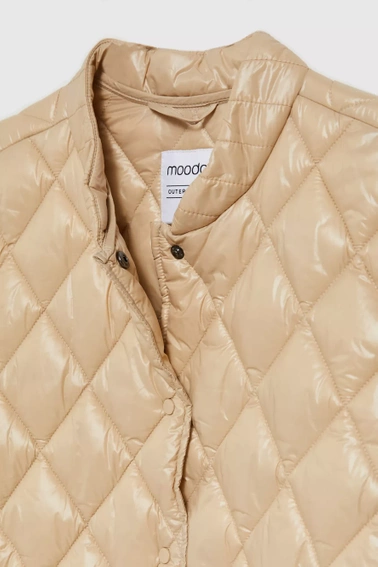 Krótka pikowna kurtka zapinana na napy beżowa