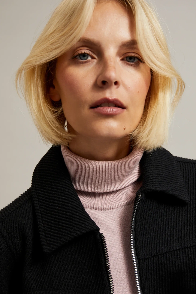 Kurtka z dużymi kieszeniami czarna