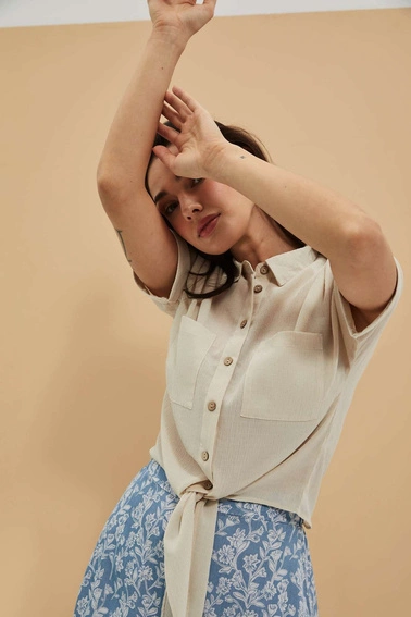 Koszula z wiązaniem i kieszonką piaskowa