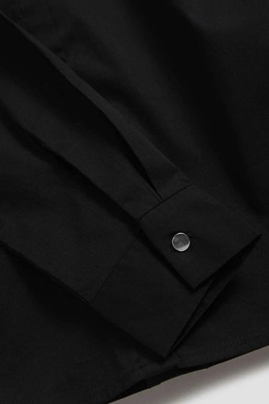 Gładka czarna koszula z ozdobnymi guzikami