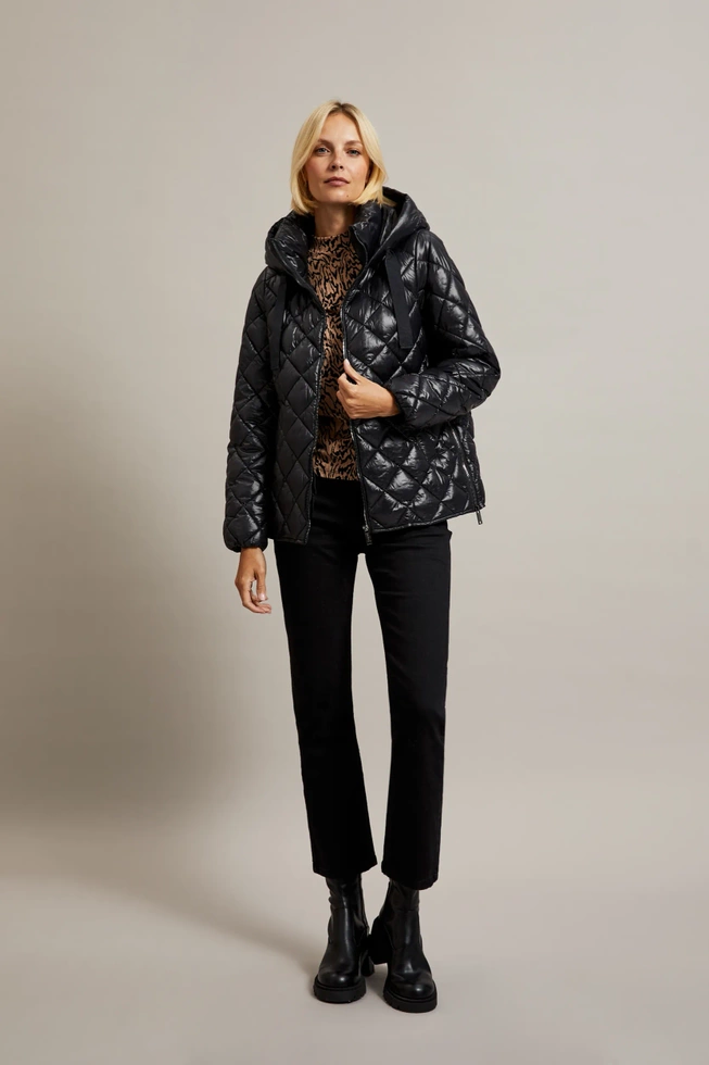 Krótka pikowana kurtka z kapturem czarna