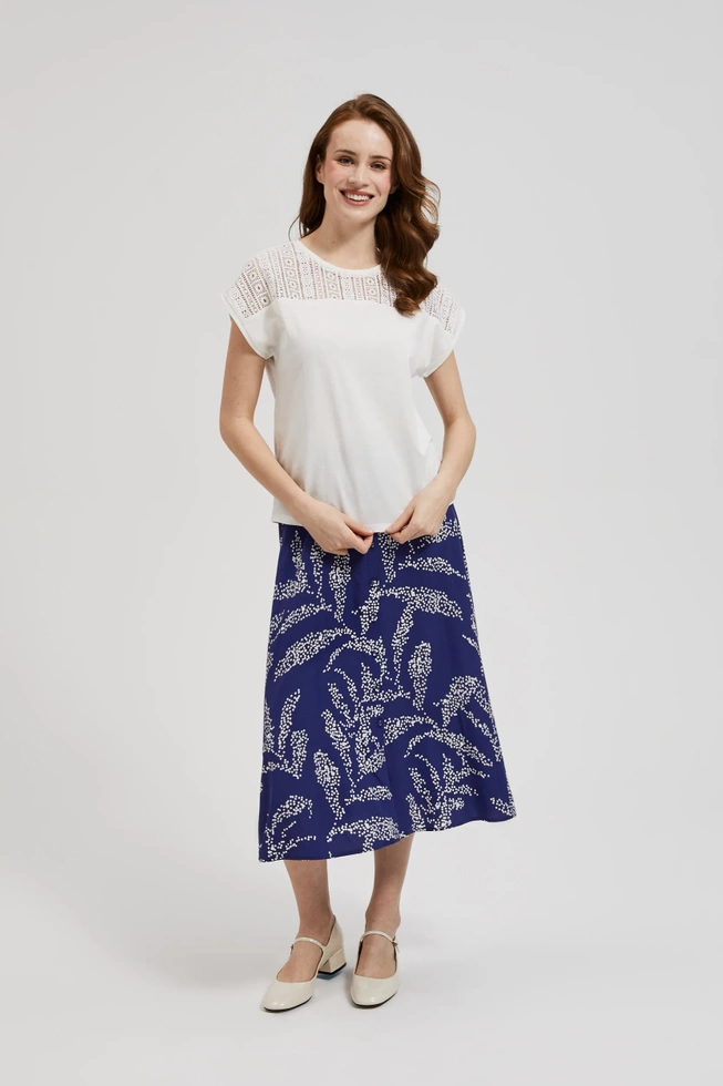 Bluzka z koronką na dekolcie biała