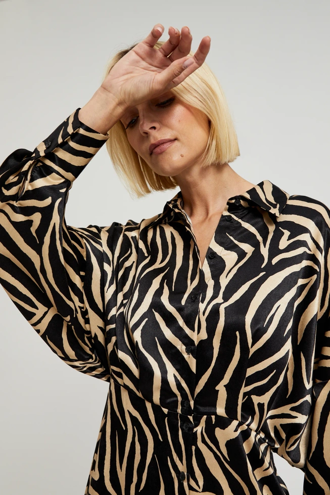 Koszulowa sukienka z zwierzęcym wzorem czarna