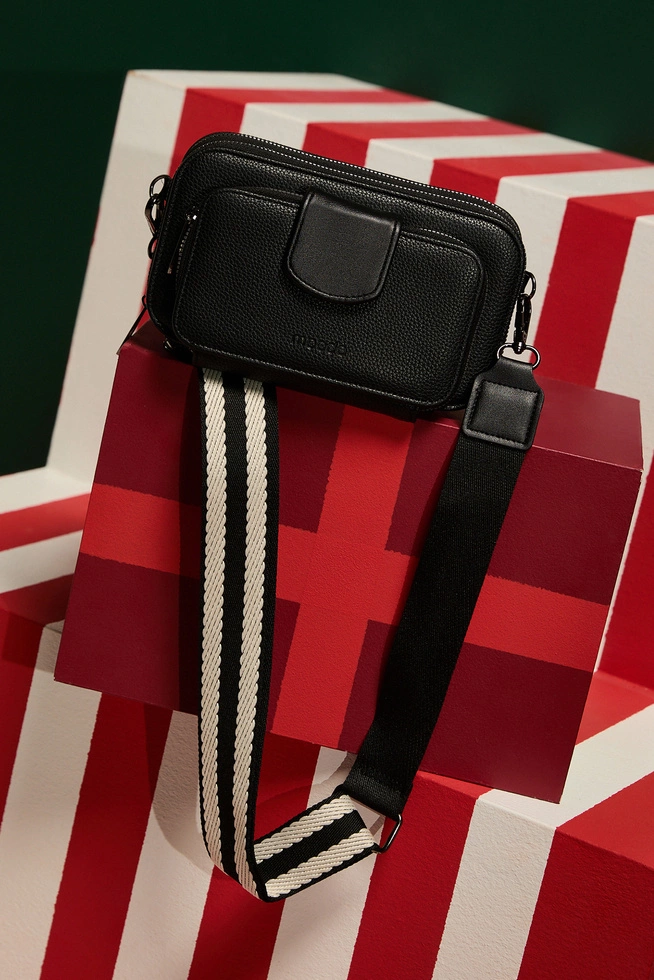 Torebka na szerokim pasku czarna