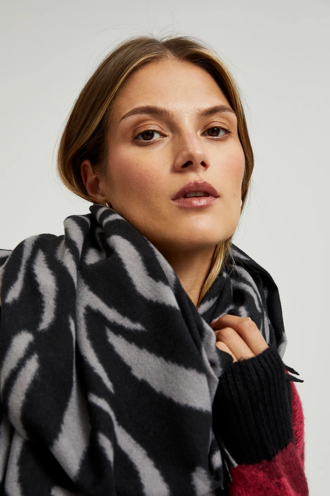 Szal w zwierzęcy wzór szary